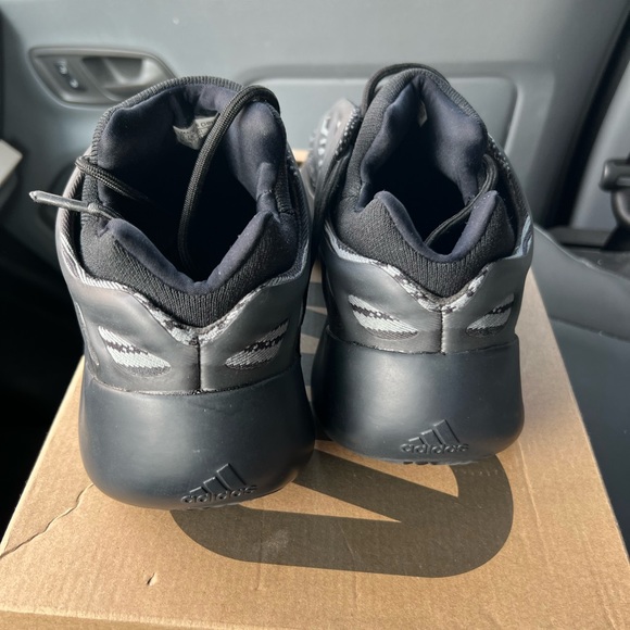 Yeezy 700 v3 - Picture 6 of 6